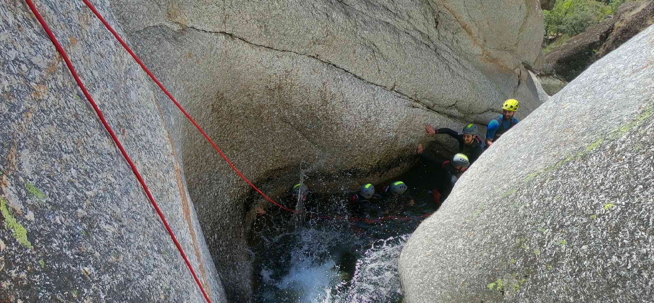 atividade de canyoning na serra da estrela
